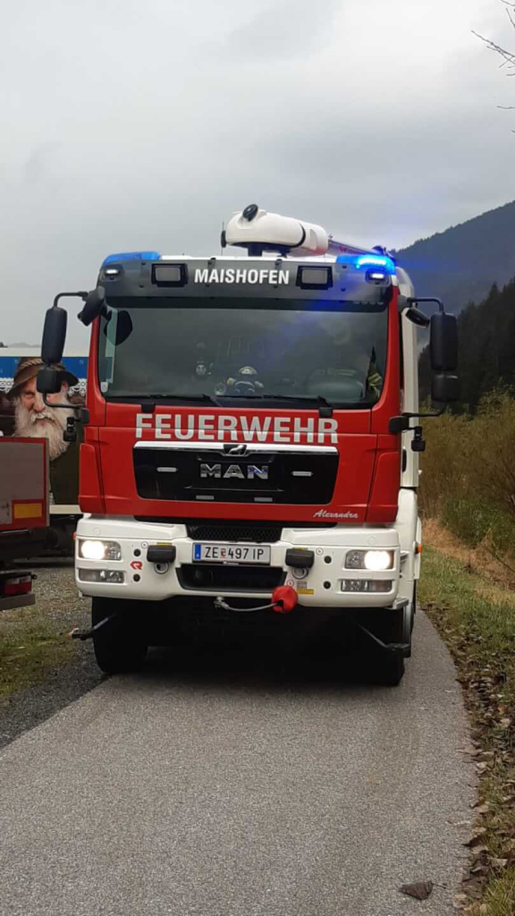 Feuerwehr Maishofen Einsatzfahrzeug mit Blaulicht bei Übung der Feuerwehrjugend im Pinzgau