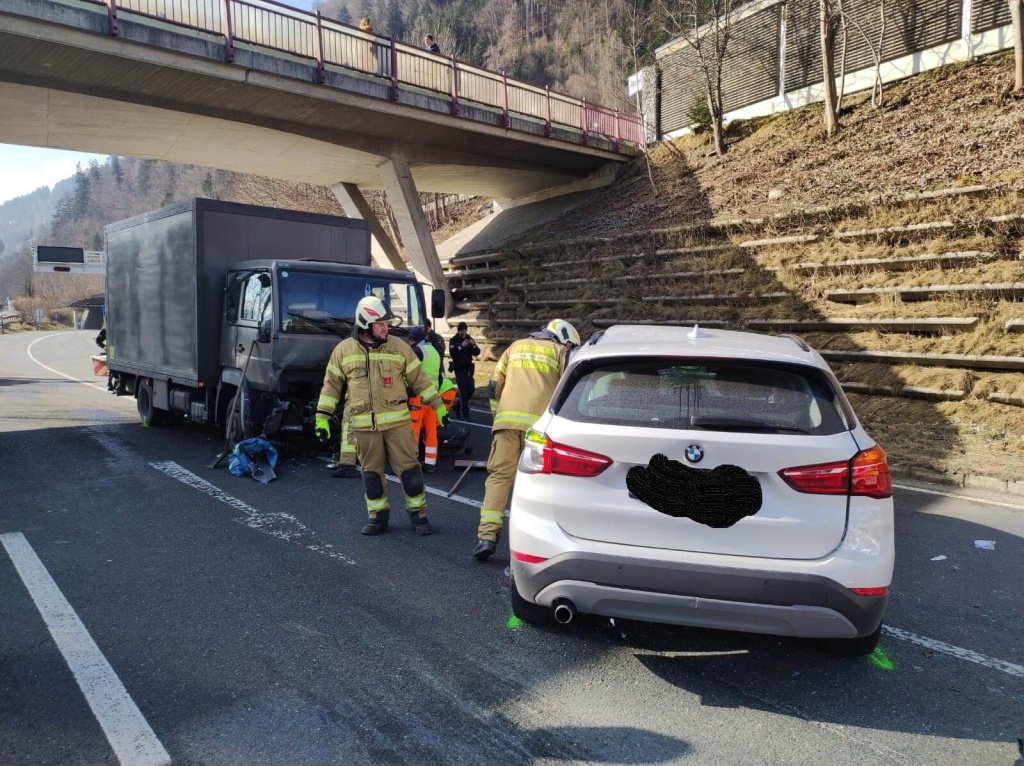 Feuerwehr Maishofen bei LKW-PKW-Unfall auf B311, Einsatzkräfte sichern und bergen