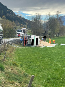 Umgekippter Pellets-LKW bei Maishofen, Feuerwehr sichert Unfallstelle, Einsatzbericht