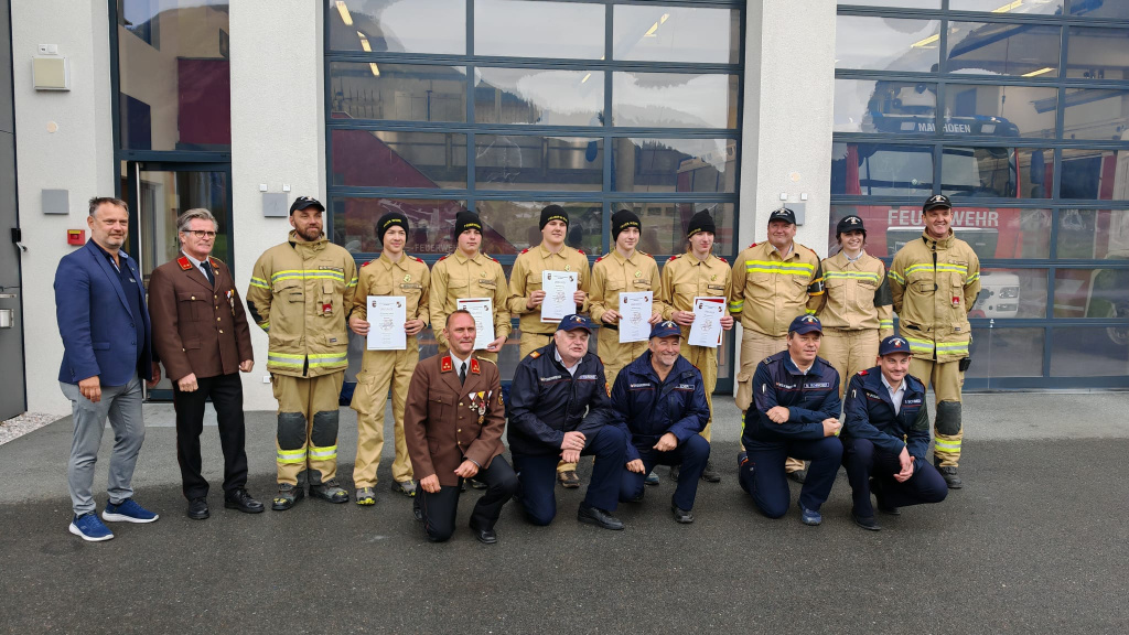 Feuerwehrjugend Maishofen mit Urkunden vor dem Feuerwehrhaus