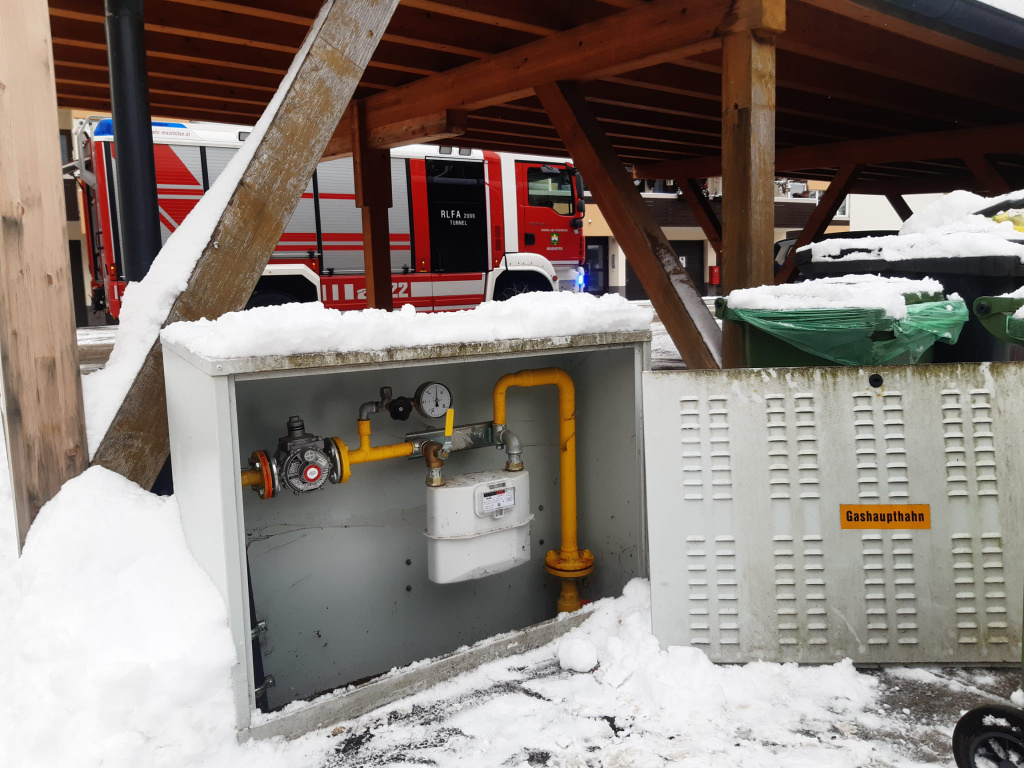 Einsatzkräfte der FF Maishofen bei einem laufenden Feuerwehreinsatz im Gemeindegebiet