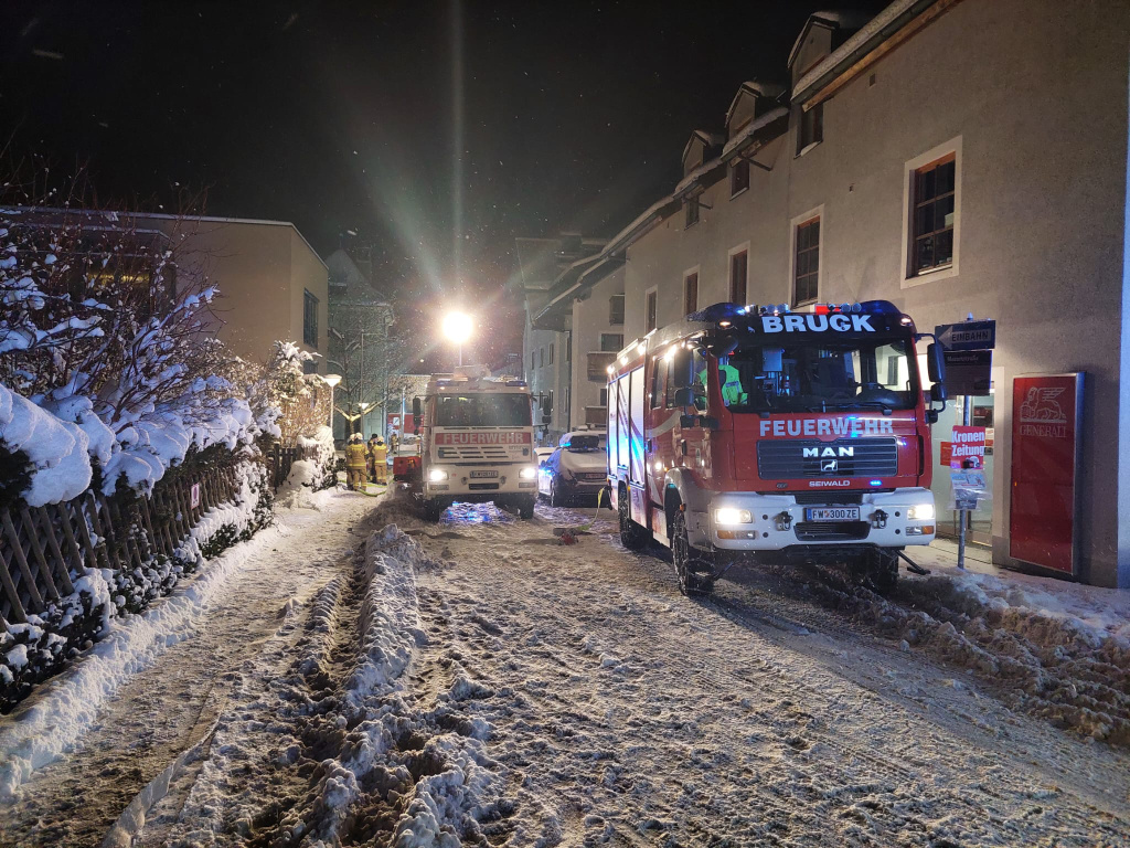 Einsatzkräfte der FF Maishofen bei einem laufenden Feuerwehr­einsatz im Gemeindegebiet