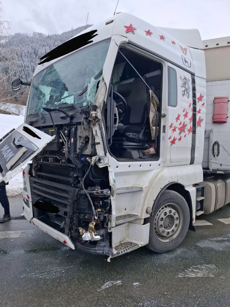 Stark beschädigte Lkw-Fahrerkabine nach Verkehrsunfall auf winterlicher Straße, Front und Windschutzscheibe zerstört